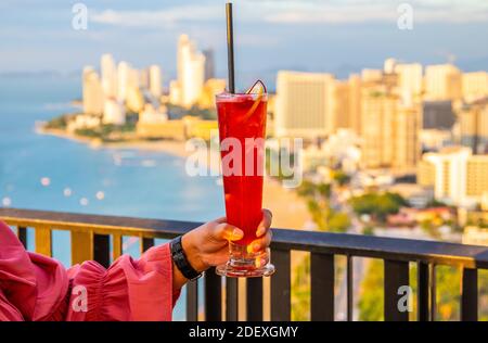 Un cocktail Singapore Sling in Thailandia, Asia Foto Stock