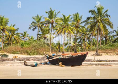 India, Goa, pesca barca e reti sulla spiaggia di Colva Foto Stock