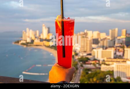 Un cocktail Singapore Sling in Thailandia, Asia Foto Stock