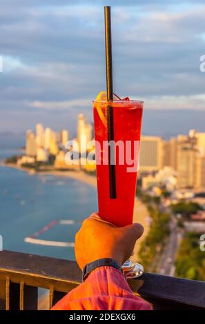 Un cocktail Singapore Sling in Thailandia, Asia Foto Stock