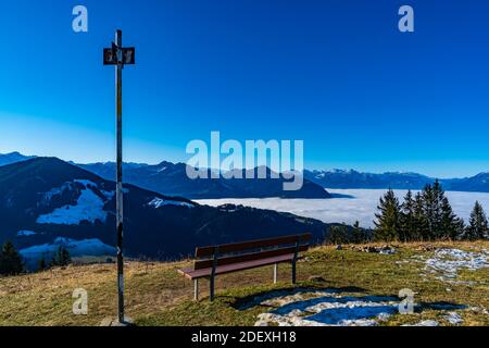 Bank auf dem Alpkopf, mit Aussicht auf die Schweizer Berge, über das Vernebelte Rheintal. Panca di parco sulla cima della montagna, sul mare di nebbia Foto Stock