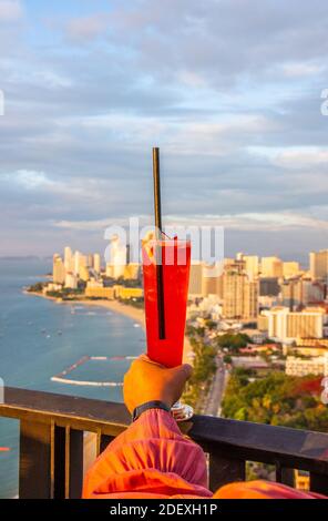 Un cocktail Singapore Sling in Thailandia, Asia Foto Stock