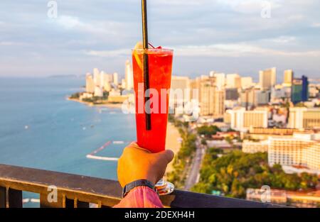 Un cocktail Singapore Sling in Thailandia, Asia Foto Stock