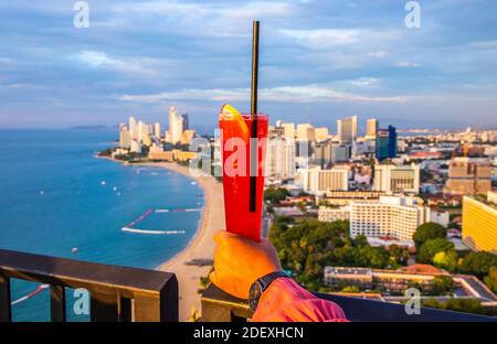 Un cocktail Singapore Sling in Thailandia, Asia Foto Stock