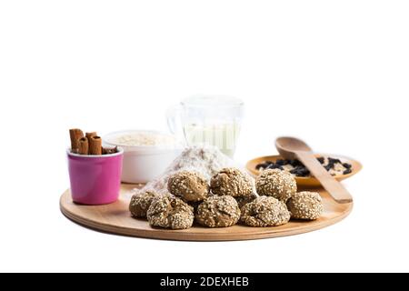 Biscotti vegani fatti in casa con ingredienti isolati su un bianco. Foto Stock