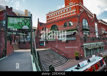 Brindleyplace uno sviluppo ad uso misto nel distretto Westside di Birmingham dal canale di Birmingham, West Midlands, Inghilterra Foto Stock