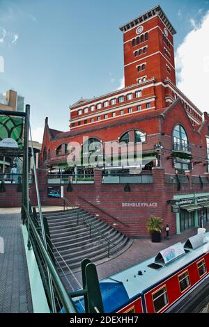 Brindleyplace uno sviluppo ad uso misto nel distretto Westside di Birmingham dal canale di Birmingham, West Midlands, Inghilterra Foto Stock