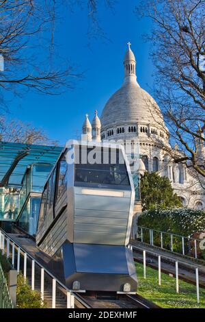 Funicolare di Montmartre che porta passeggeri dalla base di Montmartre alla Basilica del Sacro cuore, Montmartre, Parigi, Francia Foto Stock