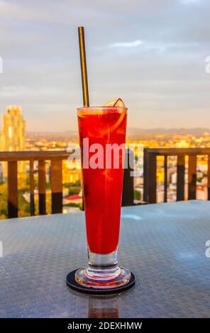 Un cocktail Singapore Sling in Thailandia, Asia Foto Stock