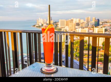 Un cocktail Singapore Sling in Thailandia, Asia Foto Stock