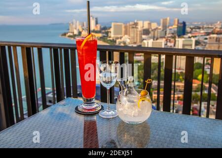 Un Singapore Sling e un cocktail Cosmopolitan dalla Thailandia Foto Stock