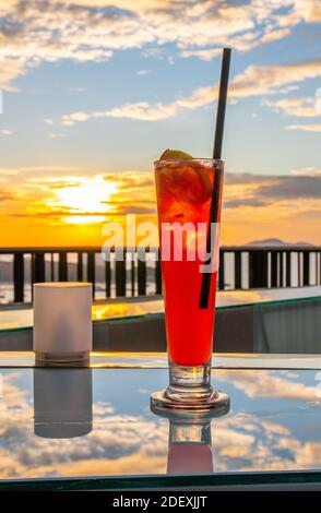 Goditi un cocktail Singapore Sling in Thailandia, nel sud-est asiatico Foto Stock