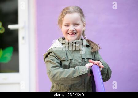 Bielorussia, la città di Gomil, 30 maggio 2019. Aperto giorno in asilo. Allegra prescolare ragazza. Foto Stock