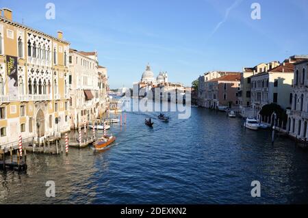 VENEZIA, ITALIA - 23 settembre 2016: Scena tipica a Venezia, canale grande, con barche, case storiche e gondole. Italia Foto Stock