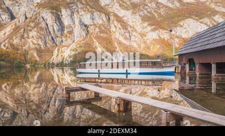 Una bella riflessione su un giorno d'autunno al Lago di Bohinj, Slovenia. Foto Stock