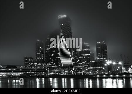 Moscow-City grattacieli nella nebbia, Mosca, Russia Foto Stock