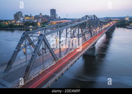 Alexandra Bridge collega Ottawa, Ontario e Hull, Quebec, collegando le due province canadesi Foto Stock