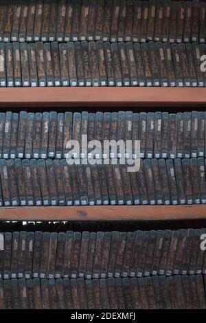 Pile di blocchi di legno di Tripitaka Koreana (Scritture buddiste) Nel tempio Haeinsa in Corea del Sud Foto Stock