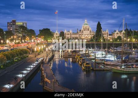 Vista del porto interno di Victoria, la capitale della Columbia Britannica quando diventa buio. Foto Stock