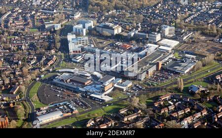 Vista aerea del Wythenshawe Civic Center & Wythenshawe Forum Centro ricreativo, negozi e centri di svago a sud di Manchester, Regno Unito Foto Stock