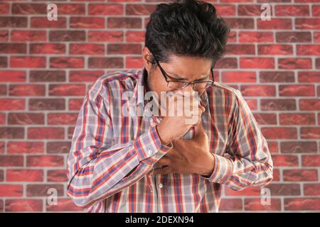 giovane asiatico tosse e starnuti da vicino Foto Stock