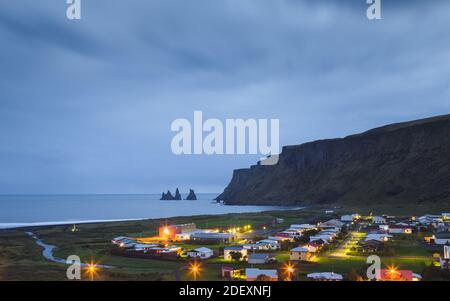 Vista di un'ora blu di Vik nell'Islanda meridionale Chiesa di Reyniskyrka Foto Stock