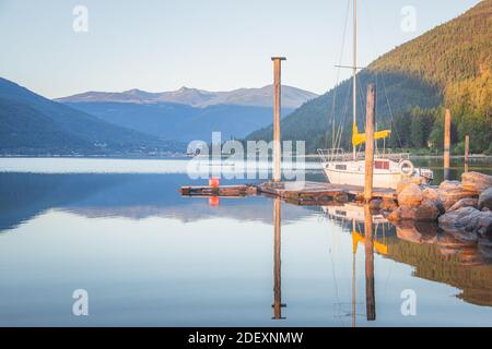 Una mattina tranquilla dopo l'alba sul lago Kootenay a Nelson, B.C. Foto Stock