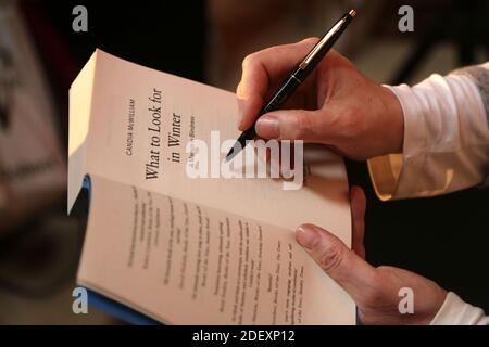 Autore Candia McWilliam al Boswell Book Festival Dumfries House, East Ayrshire, Scozia, Regno Unito. Parla nella sala degli arazzi Foto Stock