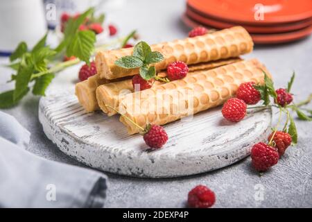 Tradizionale russo dessert. In casa coni con crema dolce di bollito di latte condensato Foto Stock