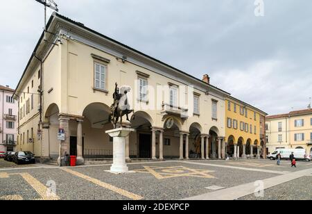 Pavia, Lombardia, Italia - 25 febbraio 2014: Il Palazzo Episcopale con il monumento a Reggisole di fronte, sulla piazza del Duomo di Pavia. Foto Stock