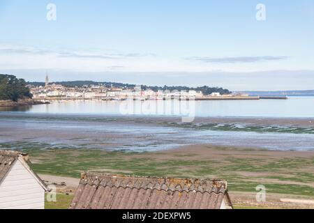 RIS spiaggia a Douarnenez con alga verde a bassa marea Foto Stock