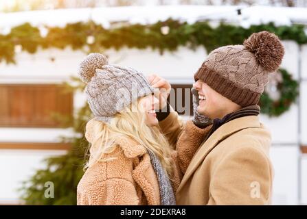Momenti romantici. Coppia giovane amorevole divertirsi durante il giorno d'inverno all'aperto Foto Stock