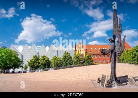 Szczecin, Polonia, giugno 2019 angolo della libertà, un memoriale alle vittime del 1970 dicembre sulla piazza della solidarietà con l'edificio filarmonico in backgroun Foto Stock