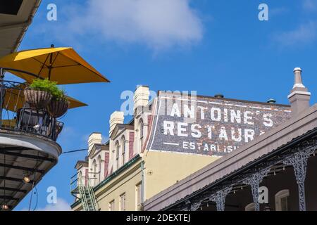 NEW ORLEANS, LOUISIANA - 20 NOVEMBRE 2020: Cartello Antoine's Restaurant sul lato dell'edificio nello storico quartiere francese Foto Stock