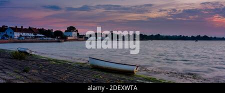 Langstone, Regno Unito - 10 agosto 2020: Alba sul porto di Langstone e Mill, Hampshire, Regno Unito Foto Stock