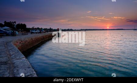 Langstone, Regno Unito - 10 agosto 2020: Alba sul porto di Langstone e Mill, Hampshire, Regno Unito Foto Stock