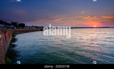 Langstone, Regno Unito - 10 agosto 2020: Alba sul porto di Langstone e Mill, Hampshire, Regno Unito Foto Stock