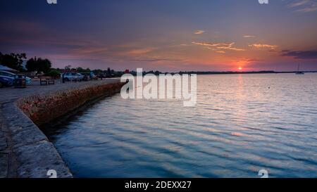 Langstone, Regno Unito - 10 agosto 2020: Alba sul porto di Langstone e Mill, Hampshire, Regno Unito Foto Stock