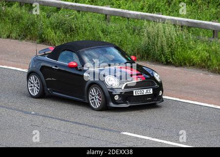 2014 nero Mini Roadster John Cooper lavoro; traffico veicolare, veicoli in movimento, automobili, veicoli che guidano su strade del Regno Unito, motori, motori sulla rete stradale dell'autostrada M6 UK. Foto Stock