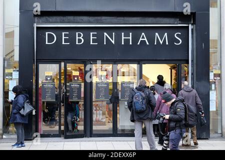 Bristol, Regno Unito. 2 dicembre 2020. I negozi non essenziali sono ora aperti nel livello 3 di Bristol, portando le persone in città. Debenhams attrae i cacciatori di affare. Credit: JMF News/Alamy Live News Foto Stock