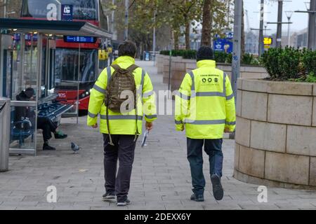 Bristol, Regno Unito. 2 dicembre 2020. I negozi non essenziali sono ora aperti nel livello 3 di Bristol, portando le persone in città. I marescialli di Covid mantengono la gente sicura. Credit: JMF News/Alamy Live News Foto Stock