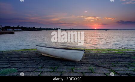 Langstone, Regno Unito - 10 agosto 2020: Alba sul porto di Langstone e Mill, Hampshire, Regno Unito Foto Stock