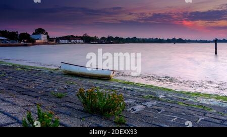 Langstone, Regno Unito - 10 agosto 2020: Alba sul porto di Langstone e Mill, Hampshire, Regno Unito Foto Stock