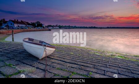 Langstone, Regno Unito - 10 agosto 2020: Alba sul porto di Langstone e Mill, Hampshire, Regno Unito Foto Stock