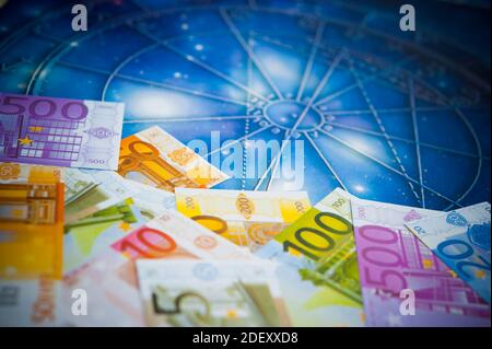 euro e astrologia, oroscopo per concetto di denaro Foto Stock