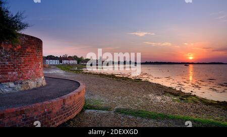 Langstone, Regno Unito - 10 agosto 2020: Alba sul porto di Langstone e Mill, Hampshire, Regno Unito Foto Stock