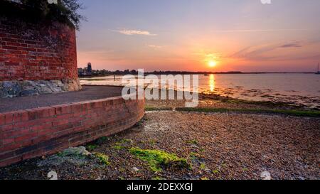 Langstone, Regno Unito - 10 agosto 2020: Alba sul porto di Langstone e Mill, Hampshire, Regno Unito Foto Stock