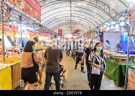 Nakhon Pathom ,Thailandia - 2 Dicembre, 2020: Cibo di strada tailandese per mangiare nella fiera agricola della Kasetsart University Foto Stock