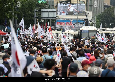 Seoul, Corea del Sud; 03 ottobre 2020: Una folla non identificata di coreani si riunisce per Moon Jae-in per scendere Foto Stock