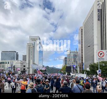 Seoul, Corea del Sud; 03 ottobre 2020: Una folla non identificata di coreani si riunisce per Moon Jae-in per scendere Foto Stock